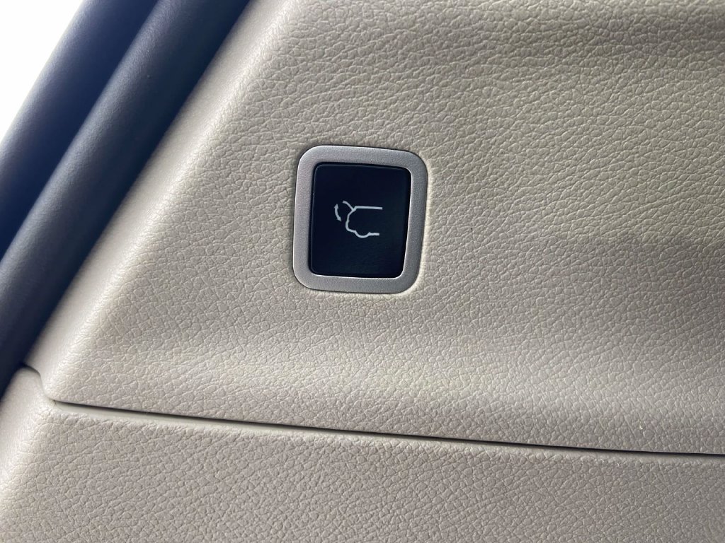Used 2024 Chrysler Pacifica Touring-L FWD image 9
