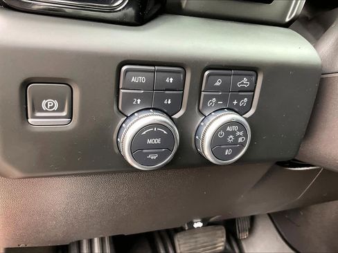 Used 2024 GMC Sierra 1500 AT4 w/ Technology Package AWD/4WD image 15