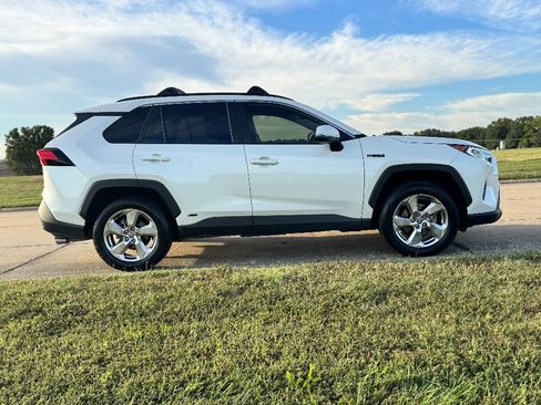 Used 2021 Toyota RAV4 XLE Premium image 4