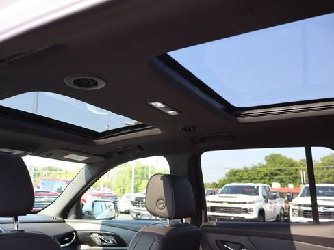 Used 2023 Chevrolet Traverse RS AWD/4WD image 21