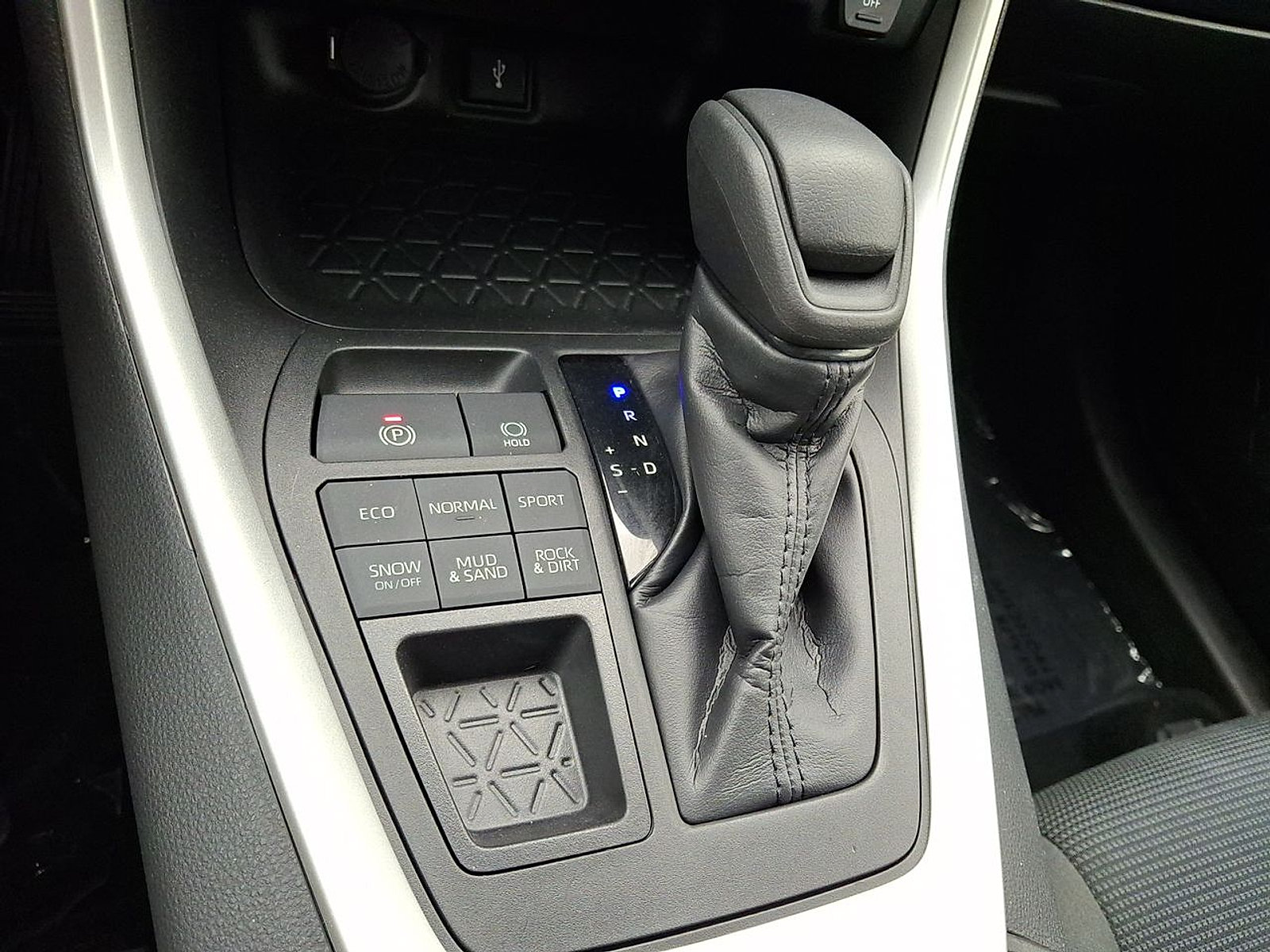 Used 2021 Toyota RAV4 LE AWD/4WD image 15