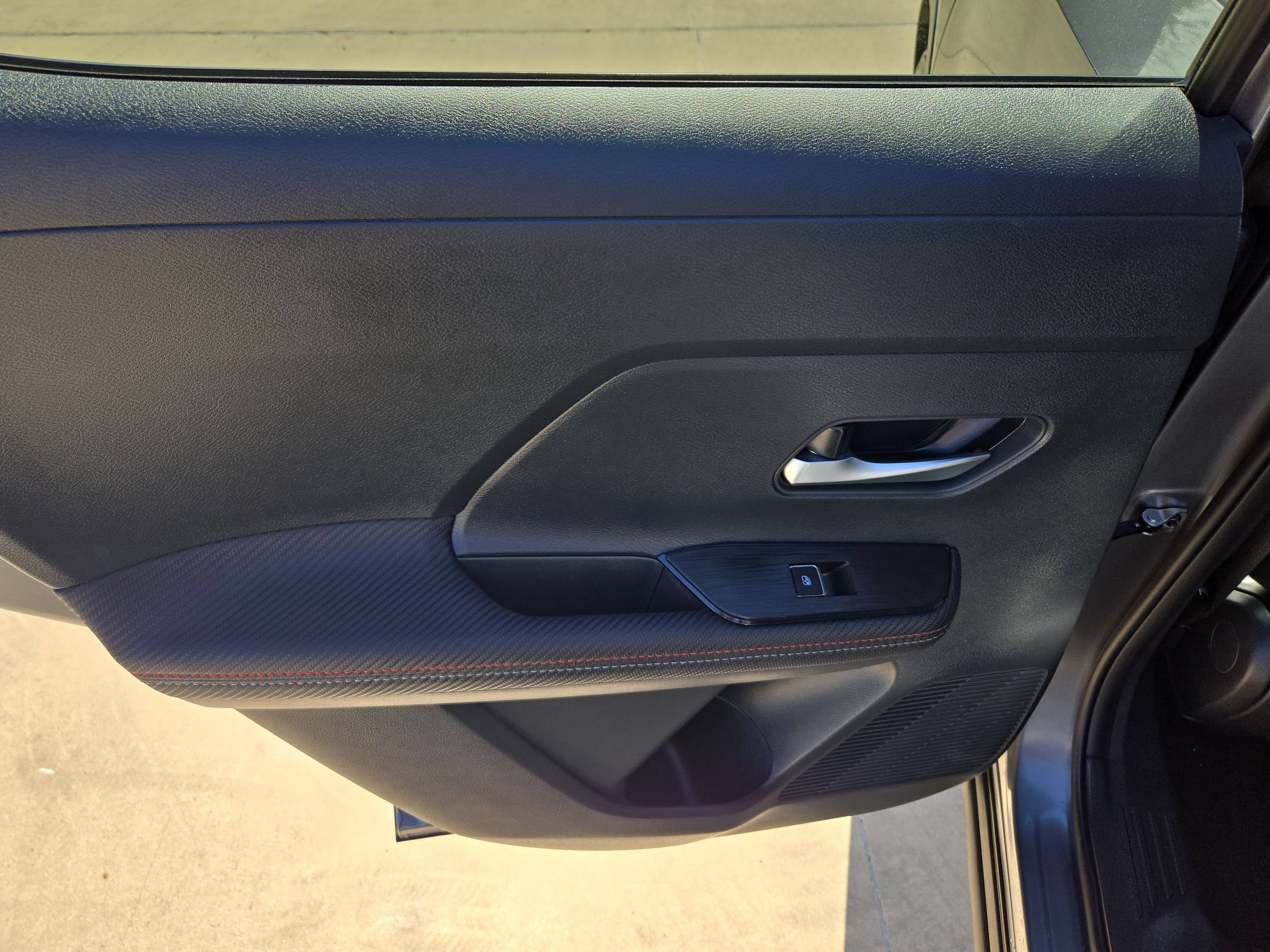 Certified 2025 Nissan Kicks SR FWD image 14