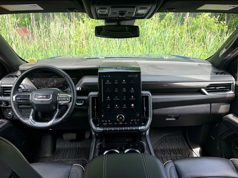 Used 2025 GMC Yukon Elevation w/ LPO, Elevation Black Package AWD/4WD image 23
