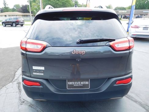 Used 2017 Jeep Cherokee Latitude w/ Cold Weather Group AWD/4WD image 9