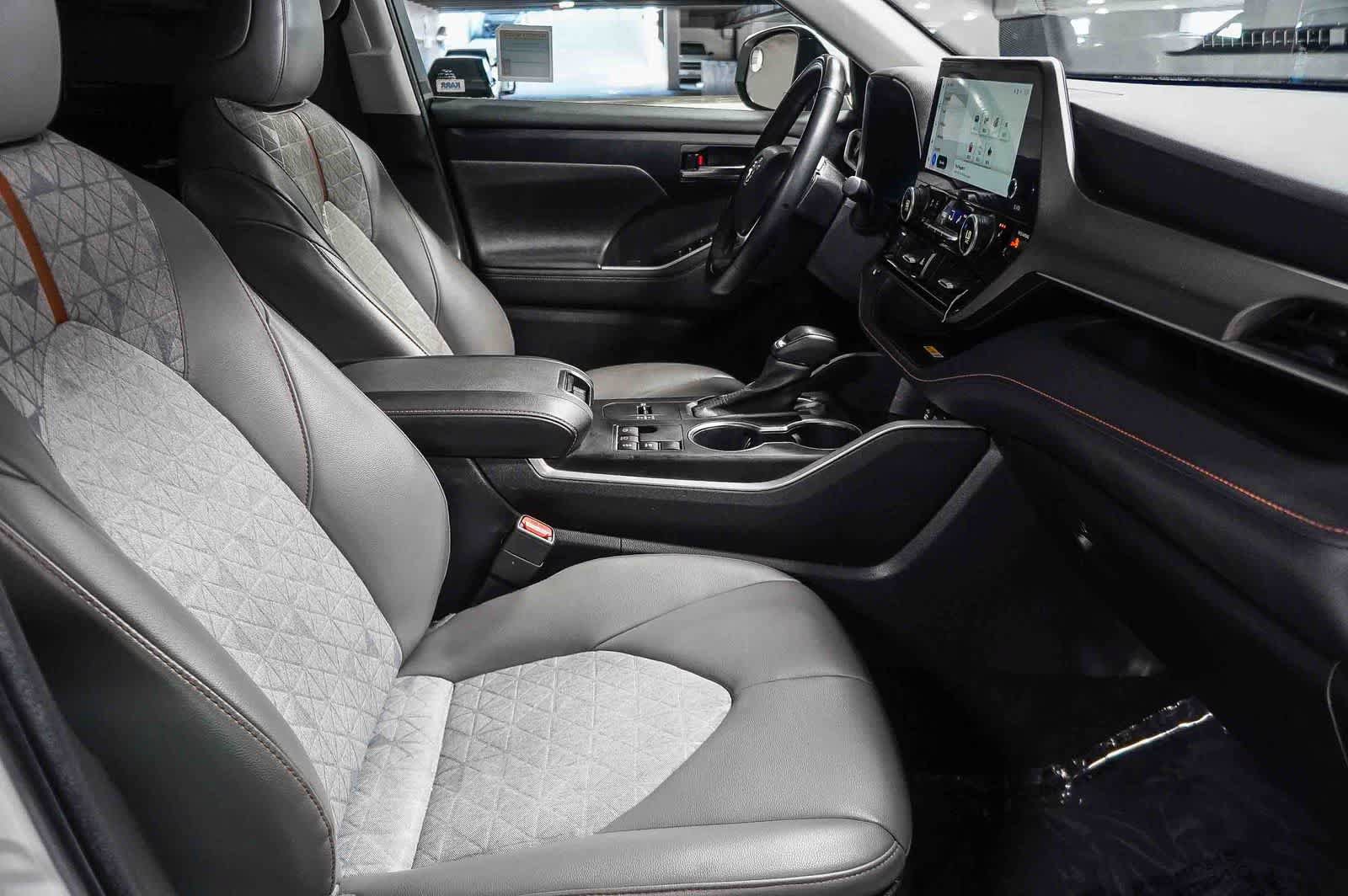 Used 2023 Toyota Highlander Bronze Edition FWD image 14