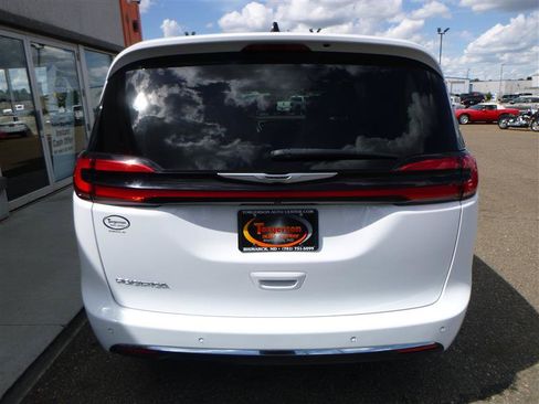 Used 2023 Chrysler Pacifica Touring-L FWD image 21
