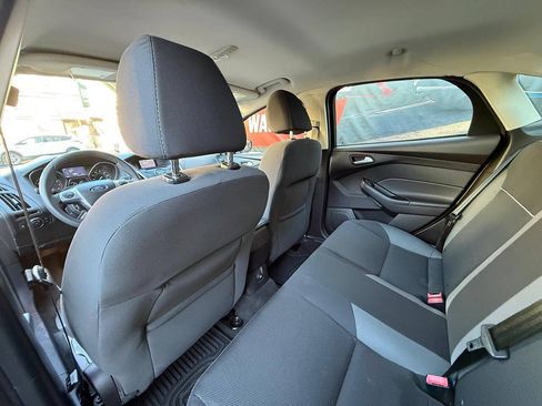 Used 2014 Ford Focus SE w/ SE Winter Package FWD image 8