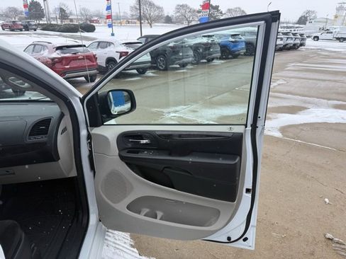 Used 2016 Dodge Grand Caravan SXT w/ Rear Park Assist Package image 14