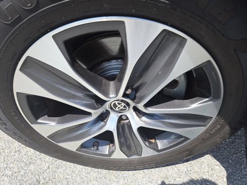 Used 2021 Toyota Highlander XLE FWD image 13