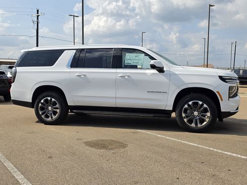 New 2026 Chevrolet Suburban LT image 4