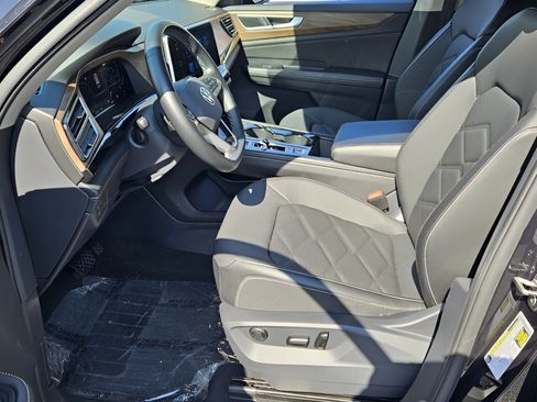 Certified 2025 Volkswagen Atlas SE FWD image 12