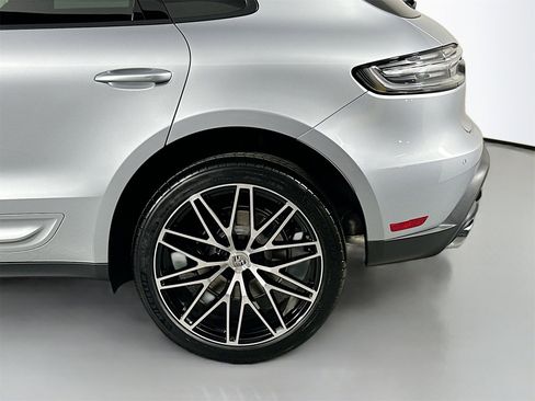 Certified 2025 Porsche Macan image 12