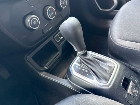 Used 2019 Jeep Renegade Sport w/ Sport Appearance Group FWD image 23