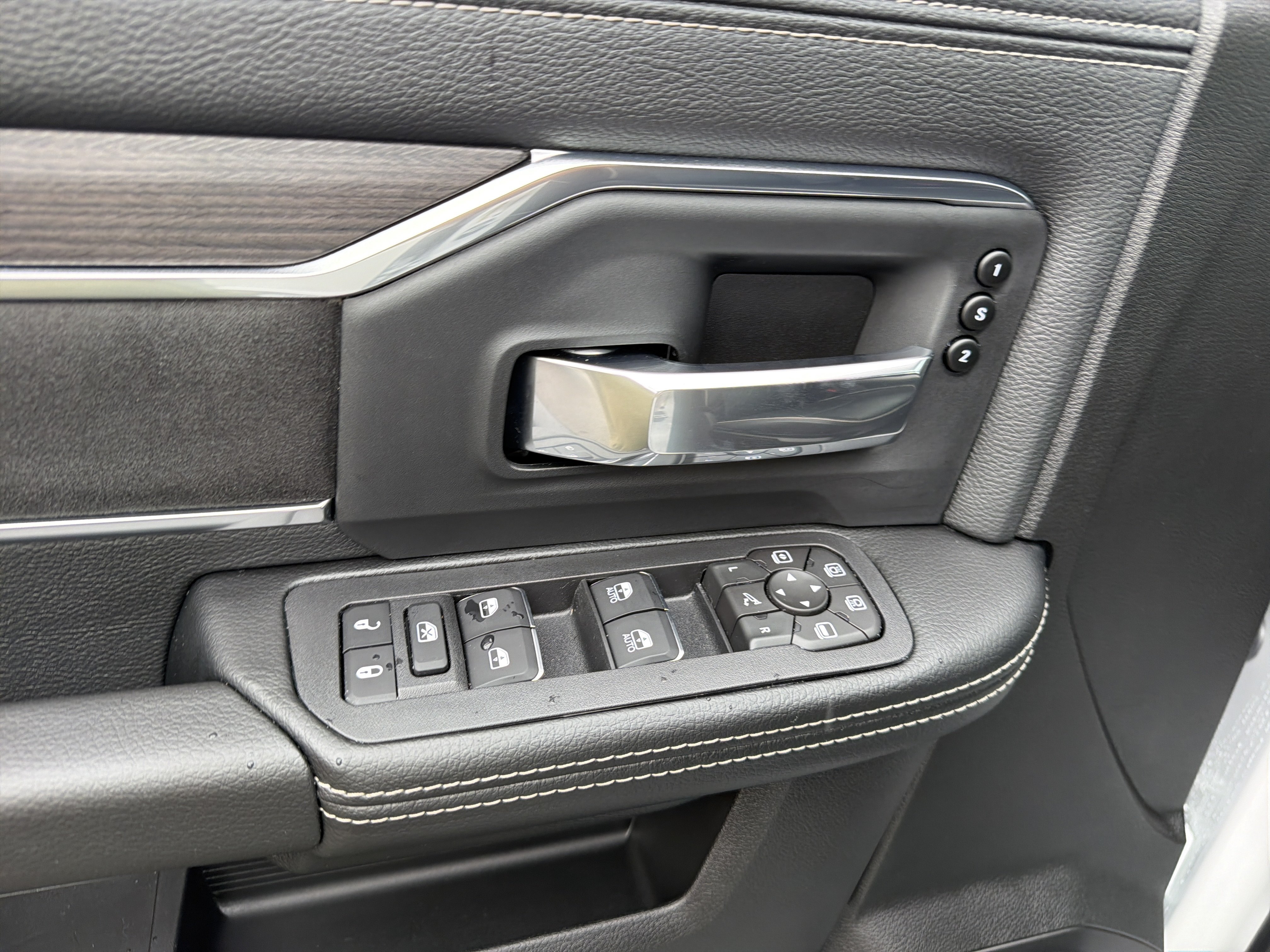 Used 2026 RAM 2500 Laramie AWD/4WD image 17