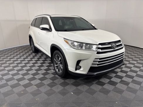 Used 2019 Toyota Highlander XLE image 1