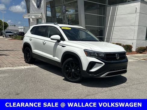Certified 2024 Volkswagen Taos SE w/ Black Wheel Package FWD image 2