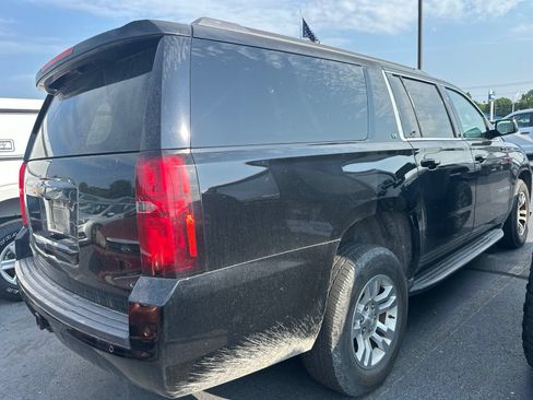 Used 2017 Chevrolet Suburban LT RWD image 4
