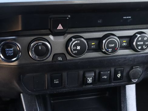 Used 2020 Toyota Tacoma TRD Sport AWD/4WD image 31