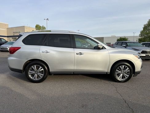Used 2020 Nissan Pathfinder SL FWD image 2
