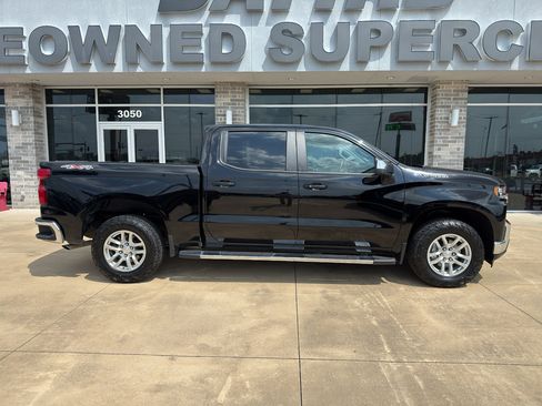 Used 2022 Chevrolet Silverado 1500 LT AWD/4WD image 3