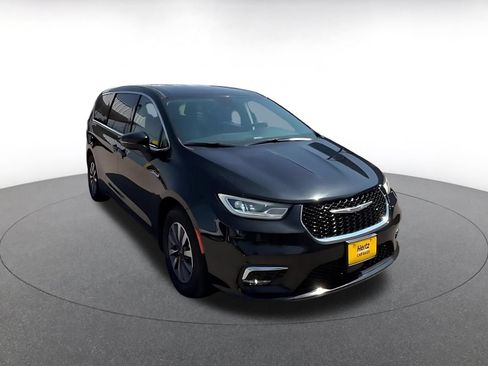 Used 2023 Chrysler Pacifica Touring-L FWD image 3