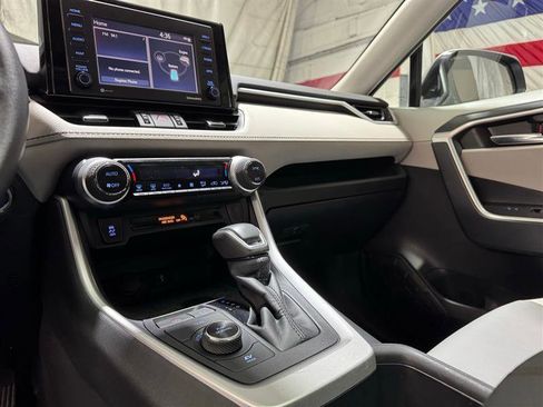 Used 2022 Toyota RAV4 XLE Premium image 22