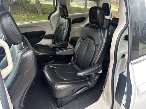 Used 2024 Chrysler Pacifica Touring-L image 23