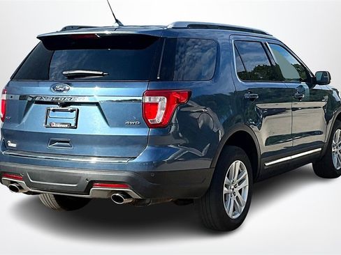 Used 2018 Ford Explorer XLT w/ XLT Technology Feature Bundle image 5