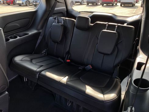 Used 2025 Chrysler Pacifica Select image 27