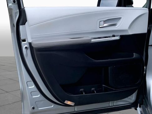 Used 2025 Toyota Sienna XLE w/ XLE Plus Package FWD image 21