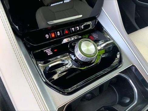 Used 2025 Jeep Wagoneer Series III w/ Premium Group I AWD/4WD image 12