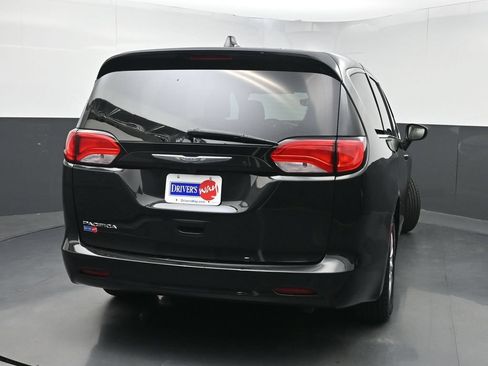Used 2017 Chrysler Pacifica Touring w/ Tire & Wheel Group FWD image 38