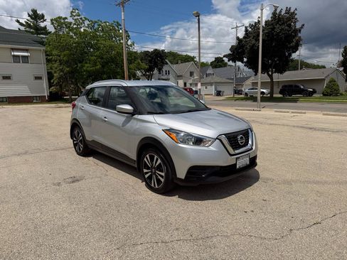 Used 2019 Nissan Kicks SV FWD image 1