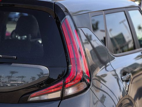 Used 2025 Kia Soul LX FWD image 11