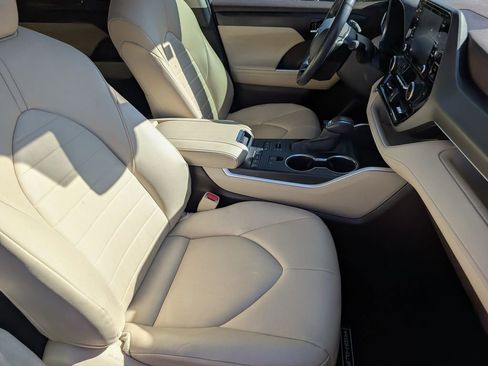 Used 2020 Toyota Highlander XLE image 13