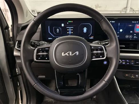 Used 2025 Kia Carnival SX image 8