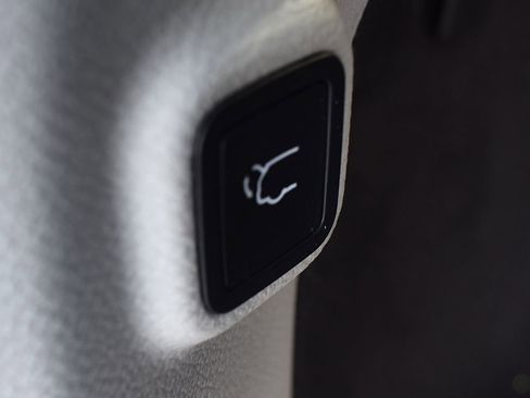 Used 2019 Jeep Cherokee Overland w/ Technology Group image 30