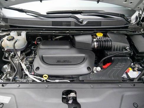 Used 2024 Chrysler Pacifica Touring-L image 18