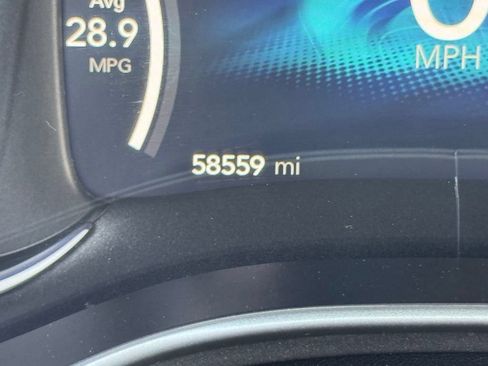 Used 2024 Chrysler Pacifica Limited FWD image 3