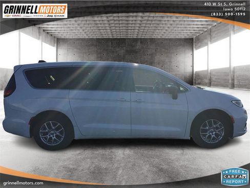 Used 2024 Chrysler Pacifica Touring-L image 4