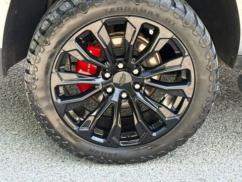 Used 2022 Chevrolet Suburban Z71 w/ Luxury Package AWD/4WD image 10