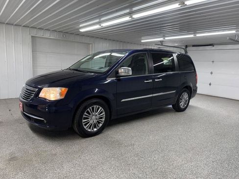 Used 2014 Chrysler Town & Country Touring-L w/ Driver Convenience Group FWD image 3