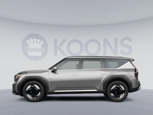 Used 2024 Kia EV9 Light Long Range RWD image 2