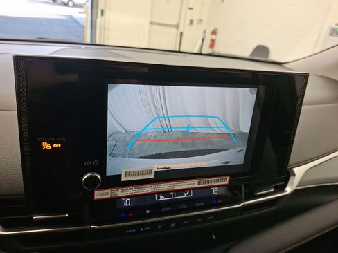 Used 2025 Toyota Sienna LE image 15