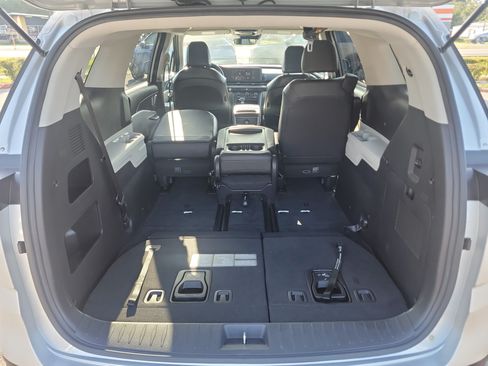 Used 2023 Kia Carnival LX FWD image 12