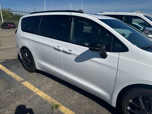 Used 2025 Chrysler Pacifica Limited FWD image 23