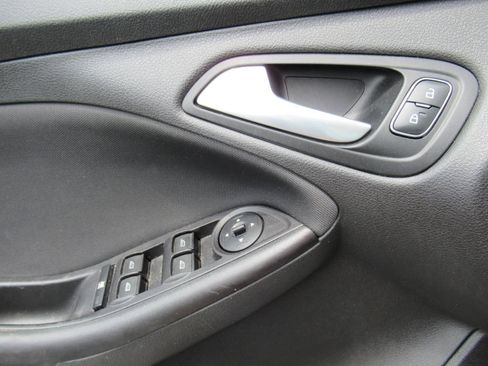Used 2018 Ford Focus SE FWD image 19