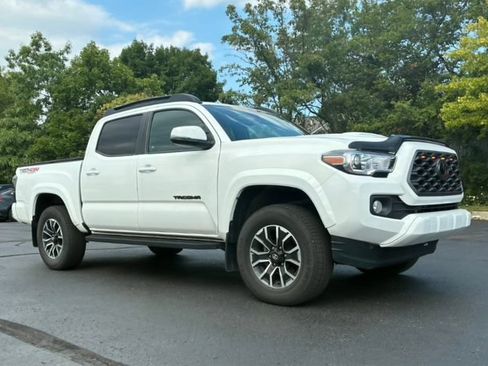 Used 2022 Toyota Tacoma TRD Sport AWD/4WD image 3