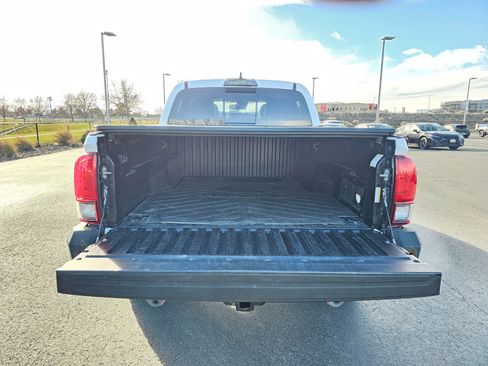 Used 2019 Toyota Tacoma TRD Off-Road image 15
