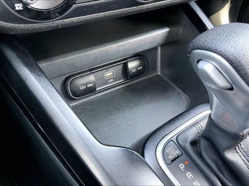 Used 2025 Kia Soul LX w/ LX Technology Package FWD image 25